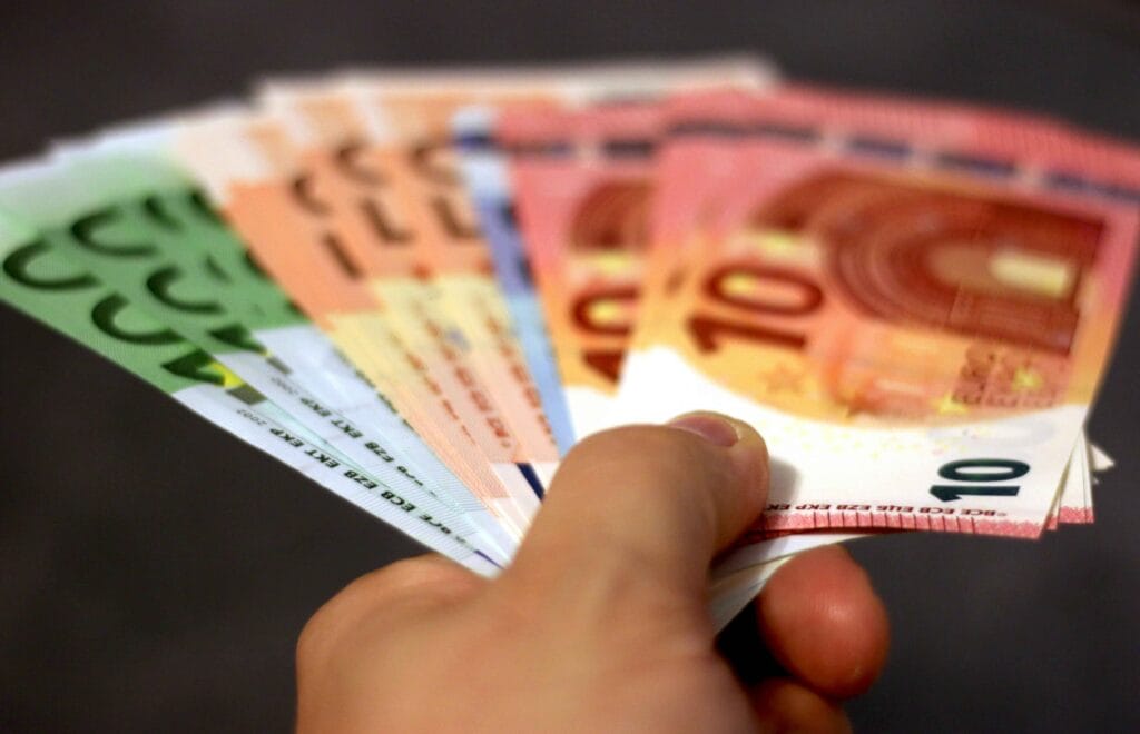 Arbeidsjurist legt het prijsverschil uit tussen een arbeidsjurist en arbeidsrechtadvocaat.